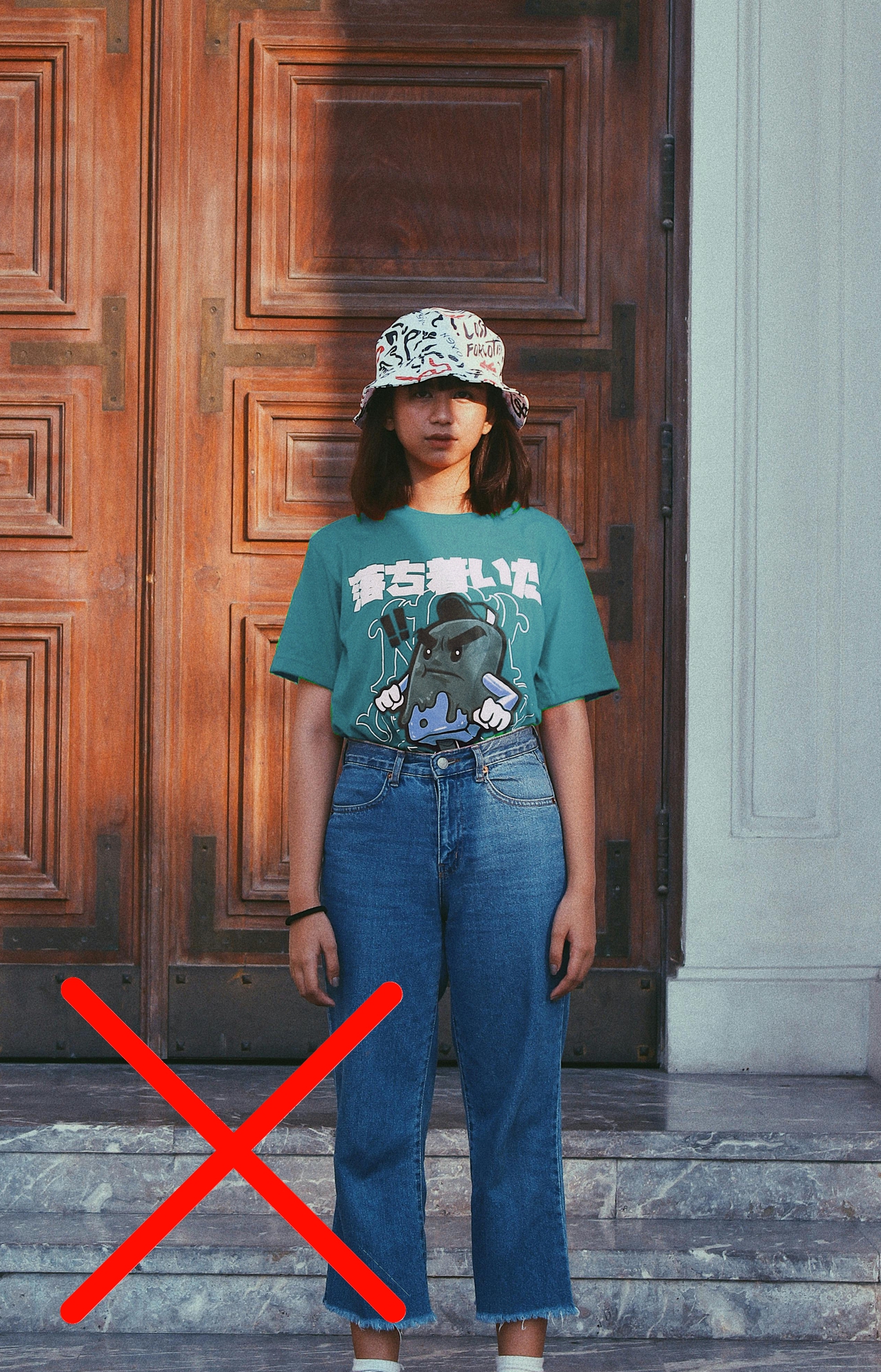 Kolmas kuva samasta tytöstä valokuvassa, joka on huonosti sommiteltu.