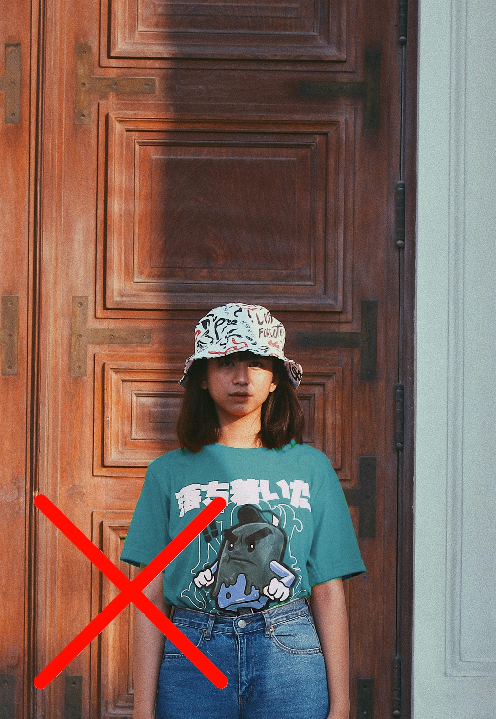 Neljäs kuva samasta tytöstä valokuvassa, joka on huonosti sommiteltu.