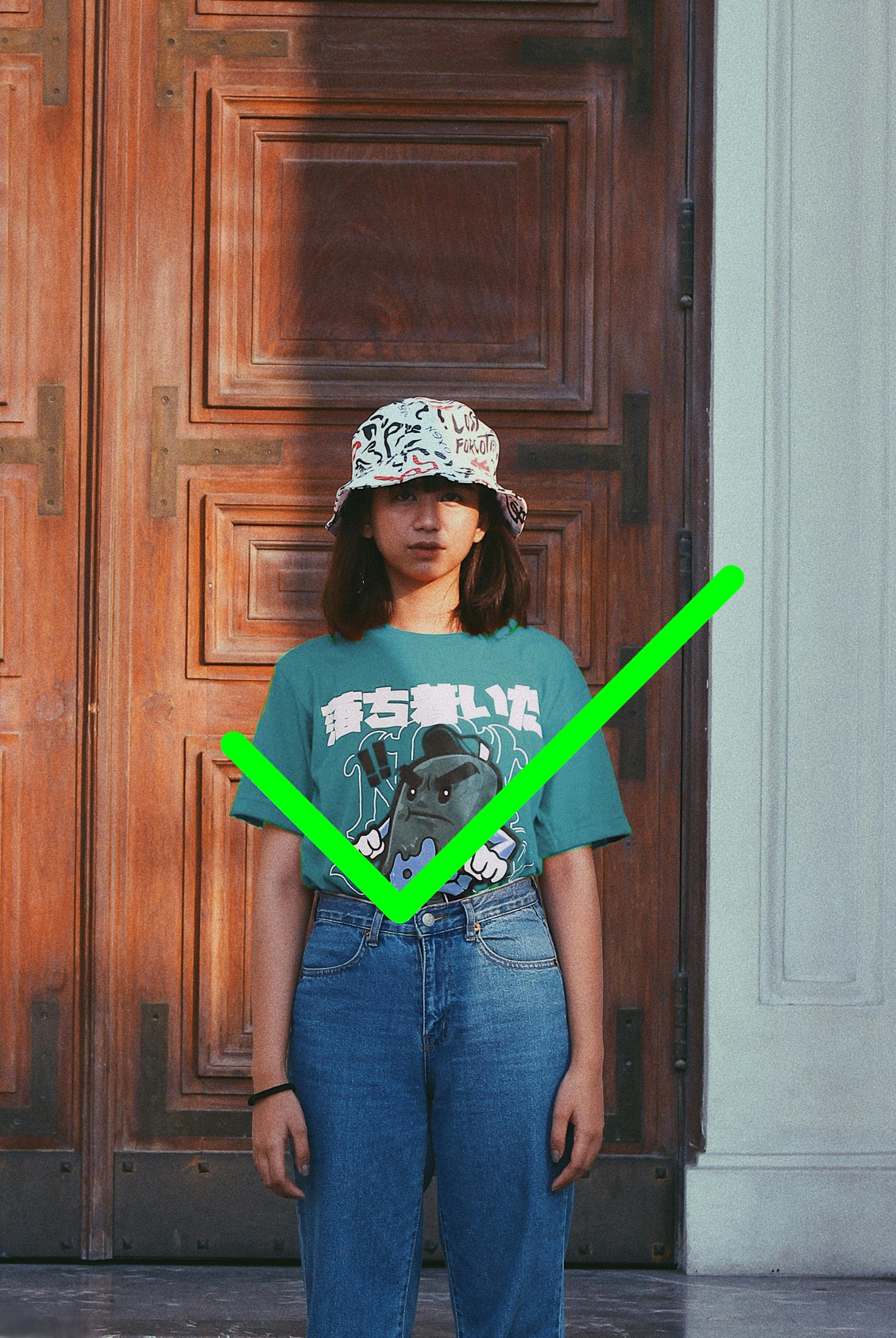 Kuva samasta tytöstä valokuvassa, joka on hyvin sommiteltu.