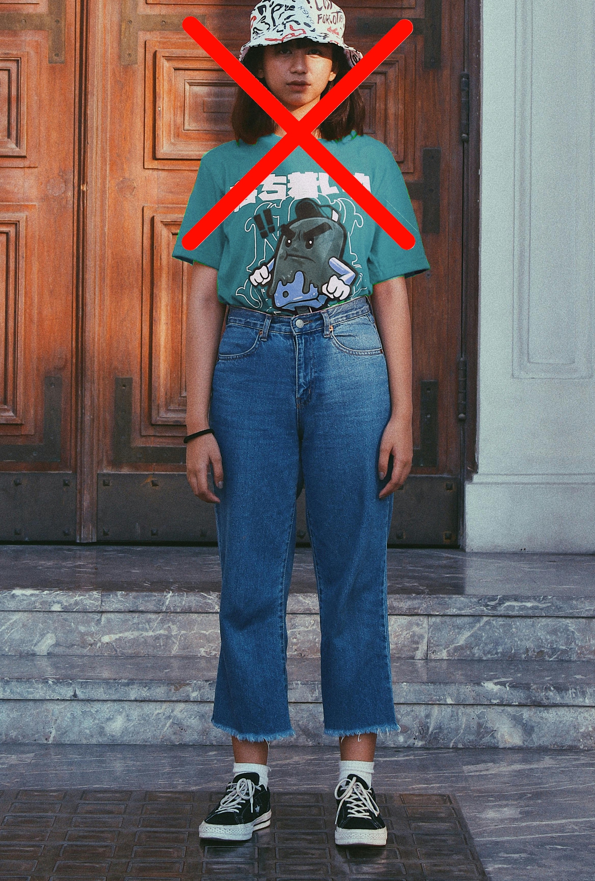 Viides kuva samasta tytöstä valokuvassa, joka on huonosti sommiteltu.