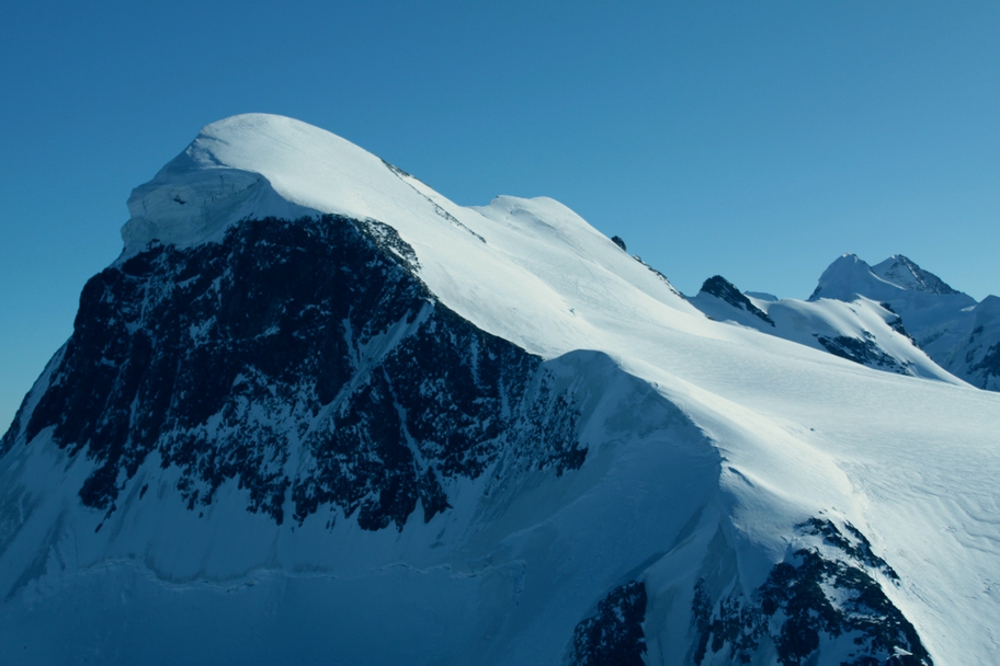 Kuva jäävuoresta, joka on liian sininen.