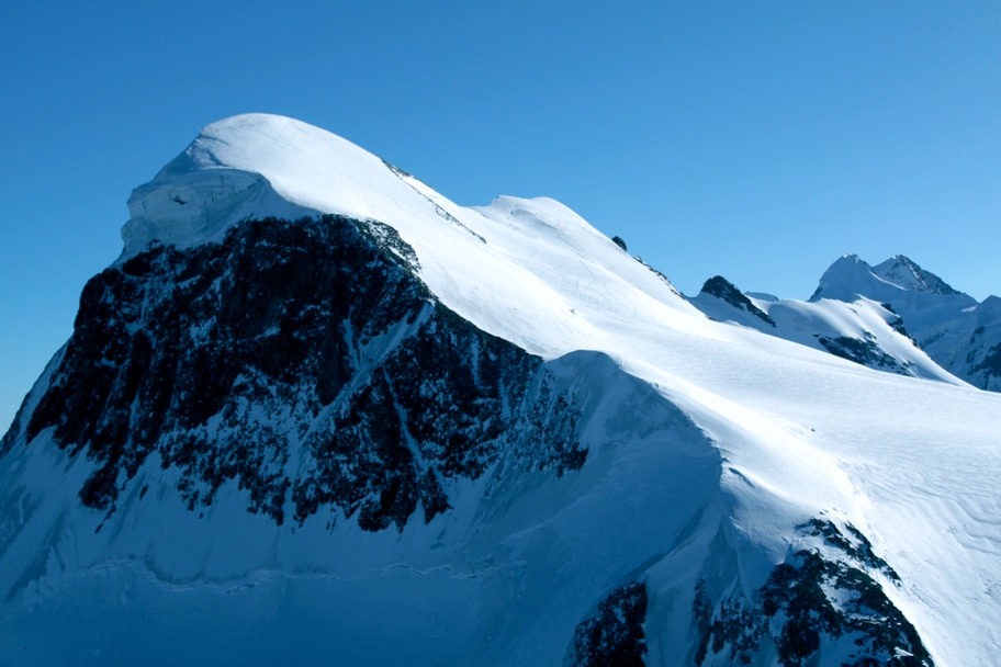 Korjattu kuva jäävuoresta, jossa valkoinen näyttää valkoiselta.