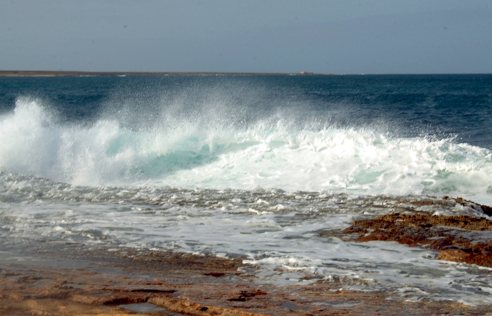 Korjattu kuva merestä, jossa valkoinen näyttää valkoiselta.